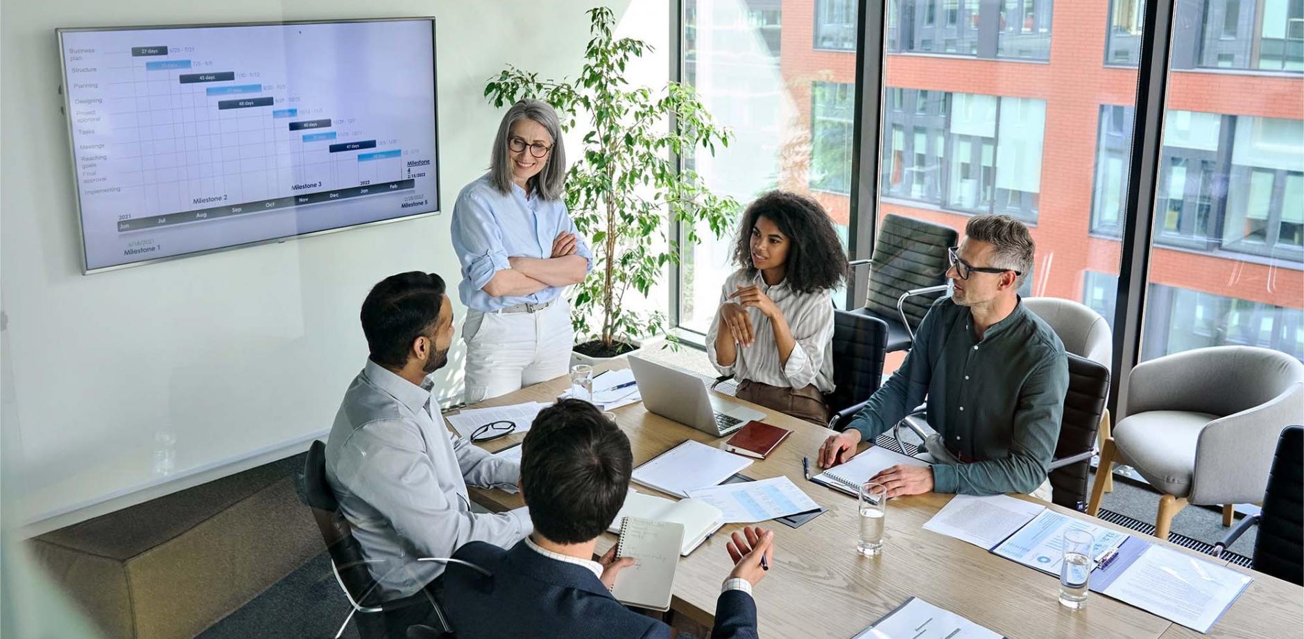 Kursteilnehmer arbeiten an finanziellen Übungen